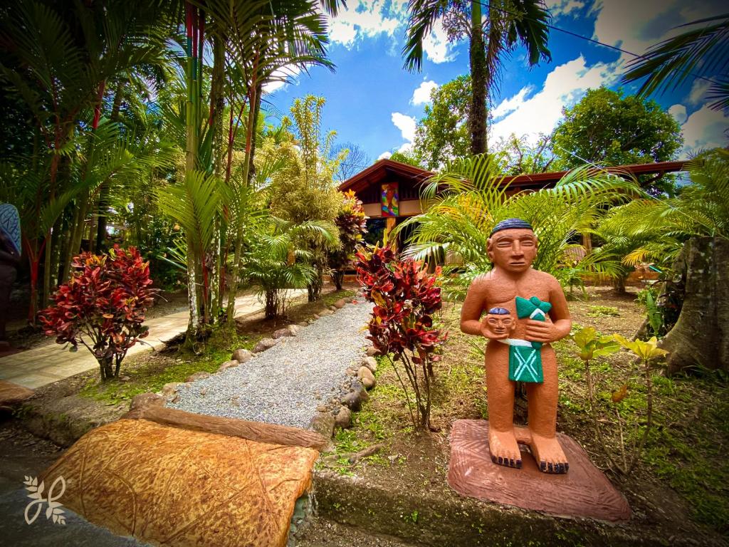 Hotel Heliconias Nature Inn &amp; Hot Springs外面的花园