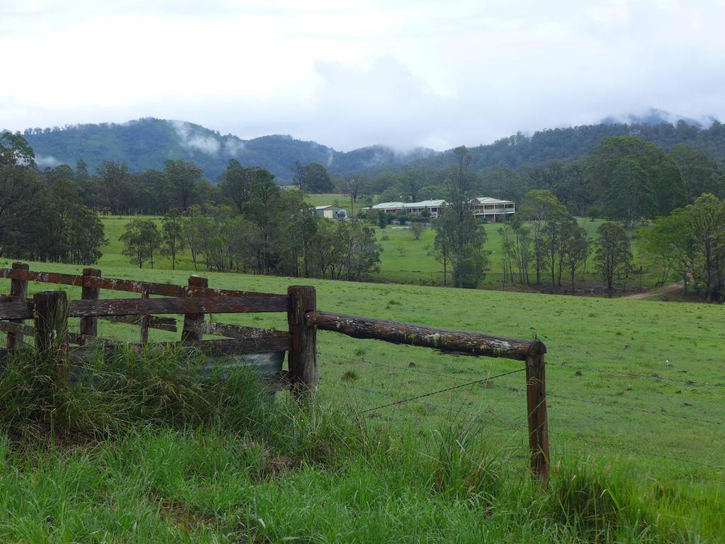 Mount GeorgeRural Ambience with Netflix的草地上锈蚀的栅栏