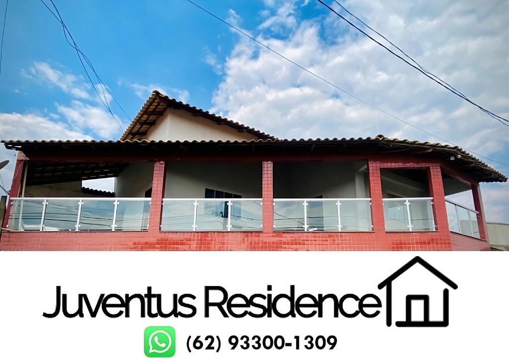 戈亚尼亚Juventus Residence的前面设有阳台的房子