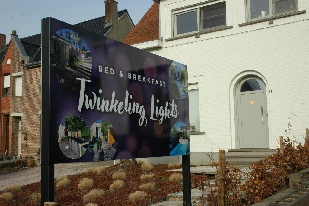 克勒伊斯贝尔亨Twinkeling Lights的房屋前的院子内的一个标志
