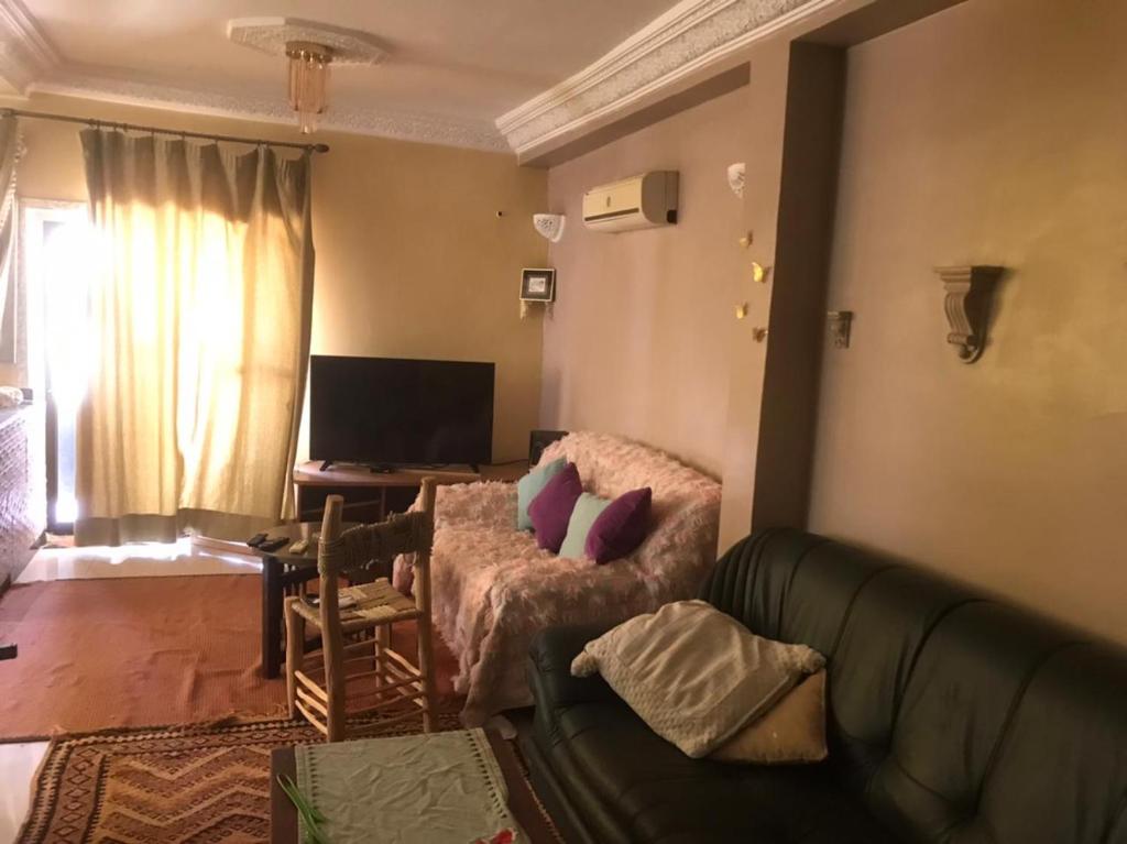 马拉喀什Walid的客厅配有绿色沙发和桌子