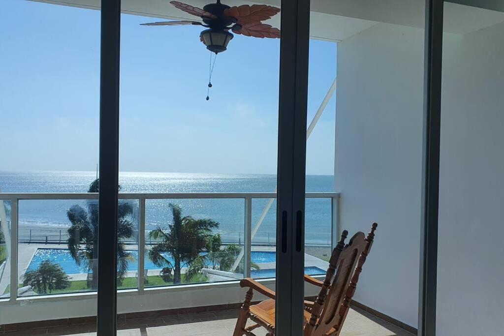 新戈尔戈纳Apto de Playa con una Hermosa vista frente al mar的海景客房 - 带2把椅子