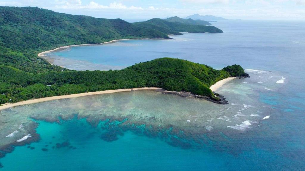 Naviti IslandWai Makare Homestay的海洋岛屿的空中景观