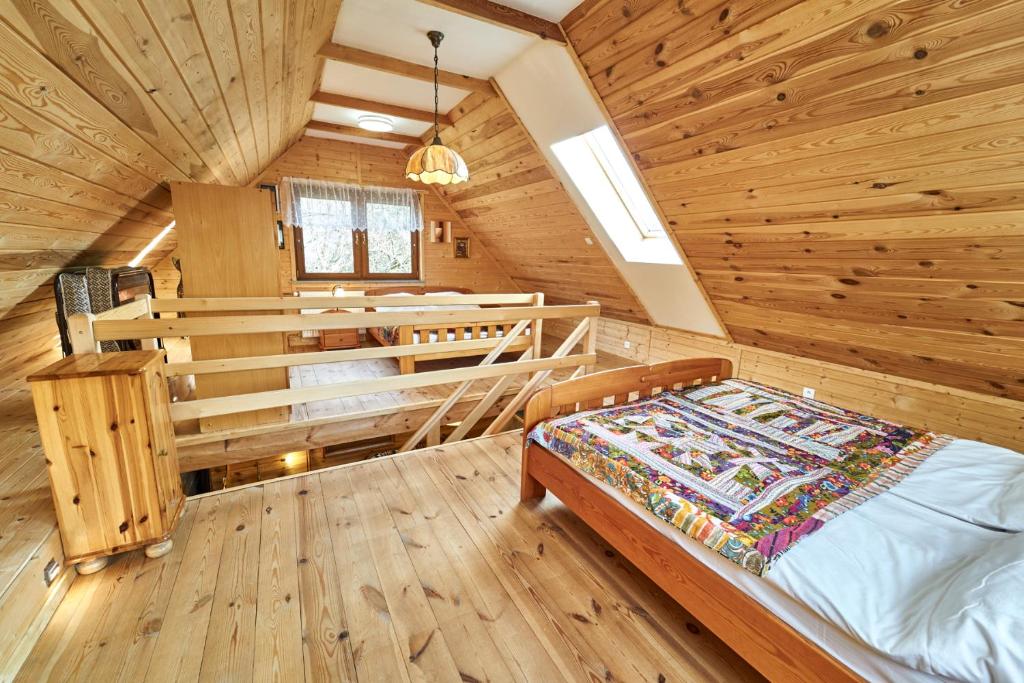 波兰尼卡-兹德鲁伊Marel-Apartments Domek Eva - Polanica Zdrój的小木屋内一间卧室,配有一张床