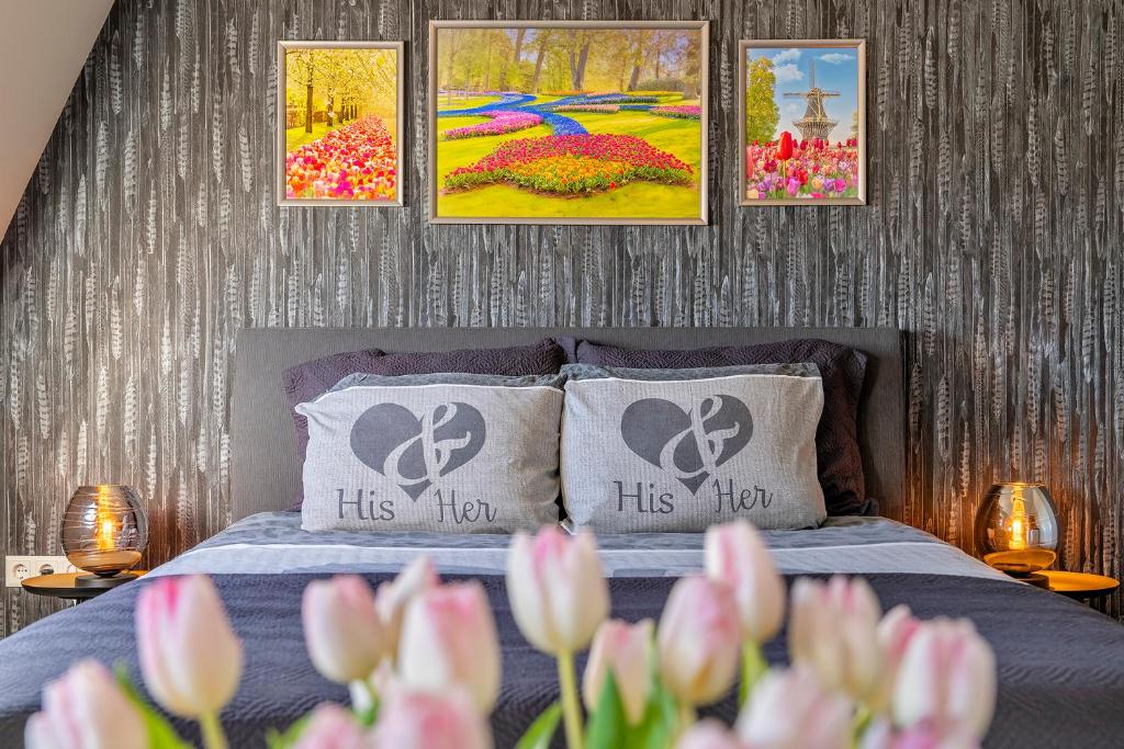 希勒霍姆Liv Inn的卧室配有一张壁挂着四幅画作的床