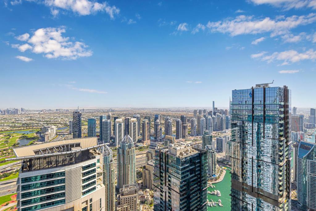 迪拜Upgraded Two Bedroom Apartment in Marina的城市空中景观高楼