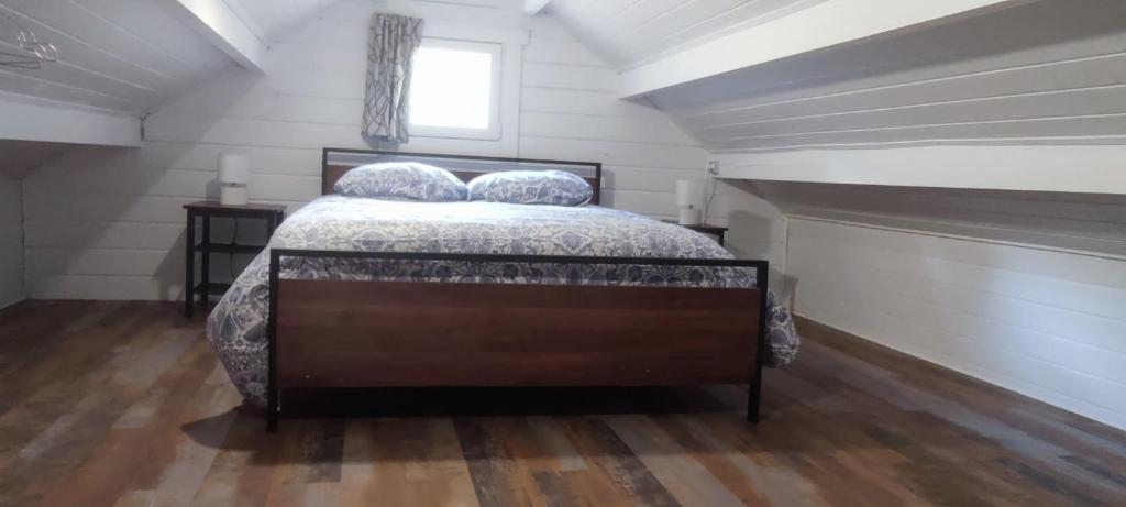 西格Le Chalet de la Villa Terre Neuve的一间卧室配有一张带两个枕头的床