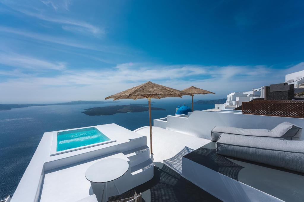 易莫洛林Cilon Suites Santorini的一座位于一座海洋建筑顶部的游泳池