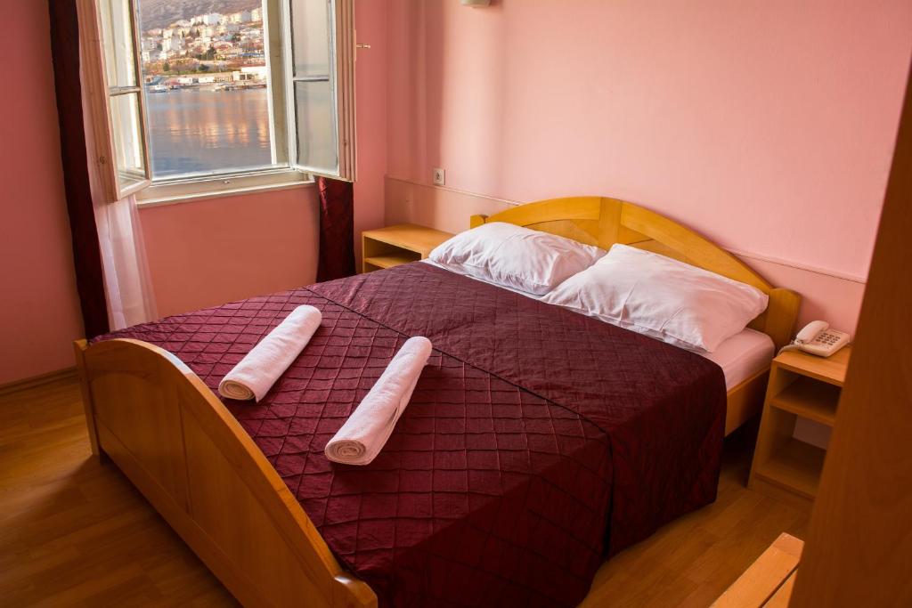 塞尼Hotel Art的一间卧室配有一张带两个枕头的床
