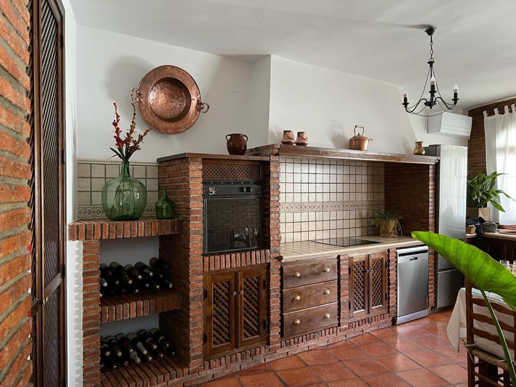 Herrera del DuqueCasa Rural Mijarra ****的厨房配有带瓶装葡萄酒的吧台