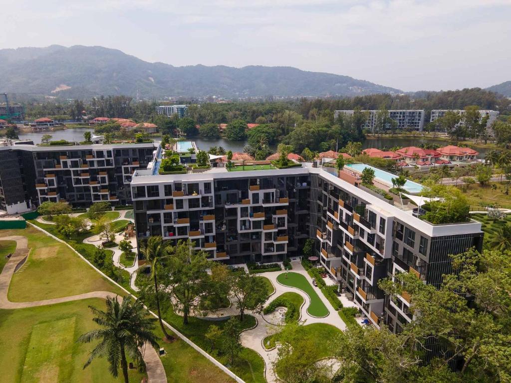 邦涛海滩Laguna Skypark by My Home Phuket的享有树木和河流的建筑的空中景致