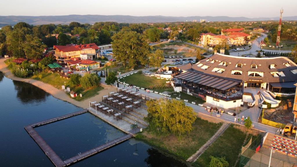 大格拉迪什泰Prenoćište Srebrno Jezero的享有河流和建筑城镇的空中景致