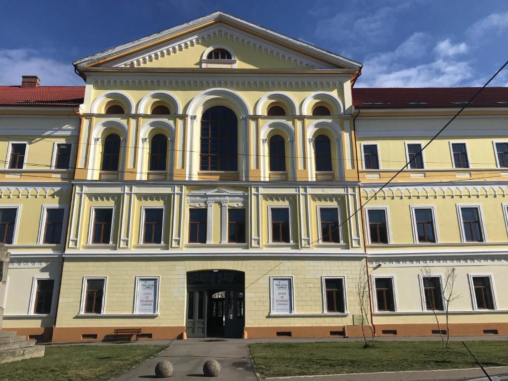 卢戈日Palatul Lugoj的一座大型黄色建筑,有很多窗户