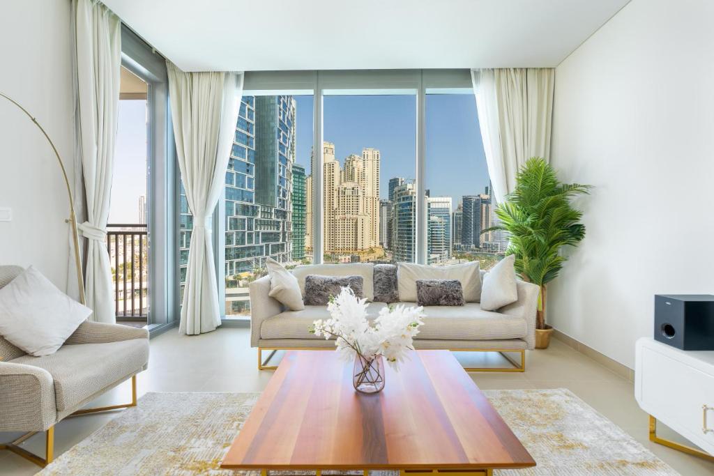 迪拜MarinaVista Bluewaters Island 52 42 Dubai Marina 2 BR-Beach-Sea View的客厅配有沙发和桌子