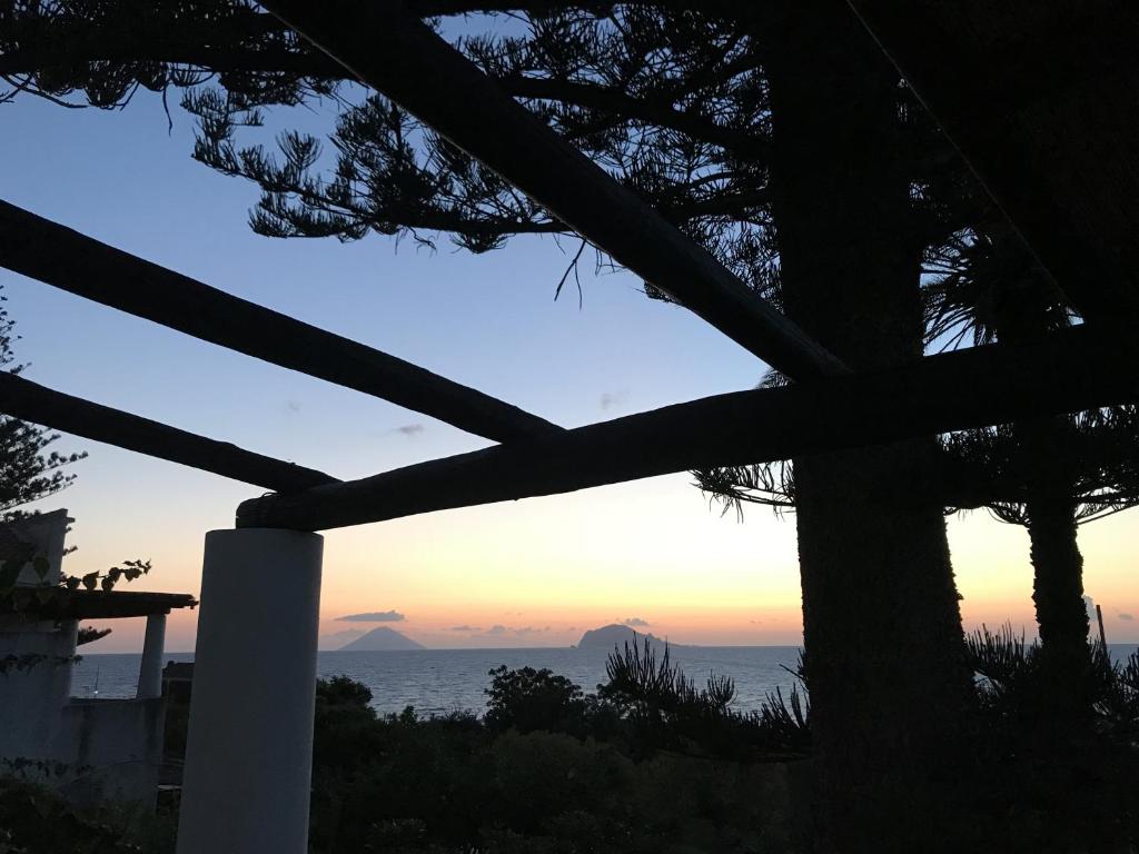 圣马里纳萨利纳Villa Lavinia的日落时分从房子欣赏海景