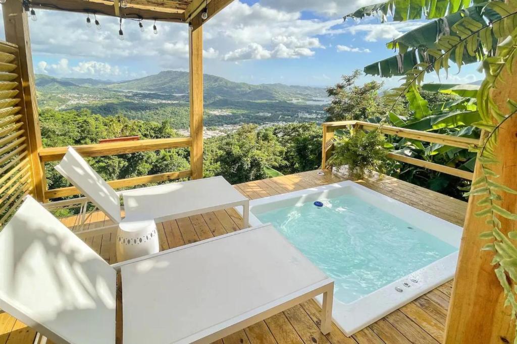 VillalbaVilla Vacacional en Puerto Rico para parejas的房屋甲板上的热水浴池