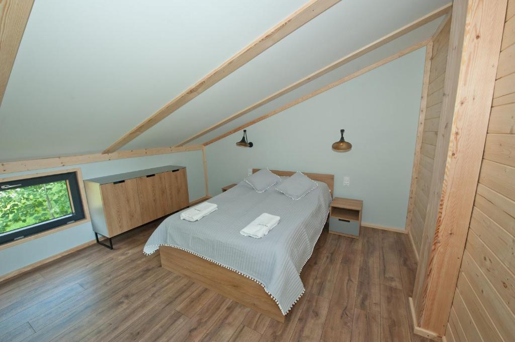 奥克宁卡Kapitanka Apartamenty的一间卧室配有一张床,上面有两条毛巾