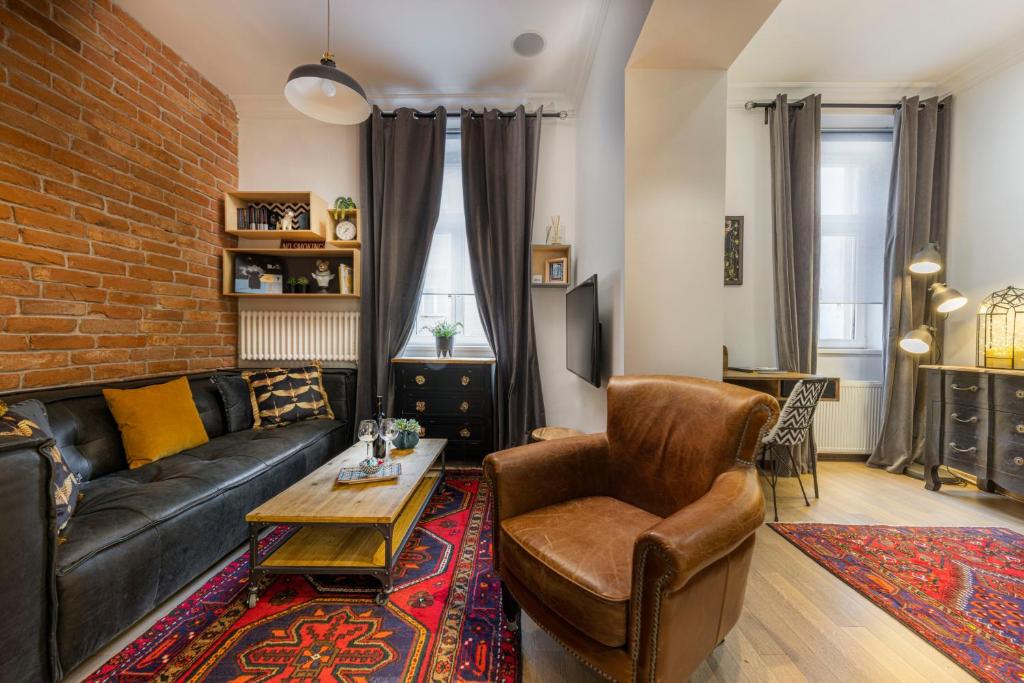 萨格勒布三七公寓的带沙发和砖墙的客厅