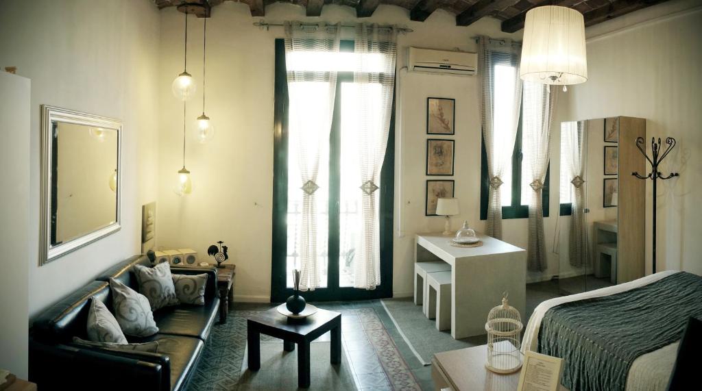 巴塞罗那蓝皮卡公寓的客厅配有沙发和1张床