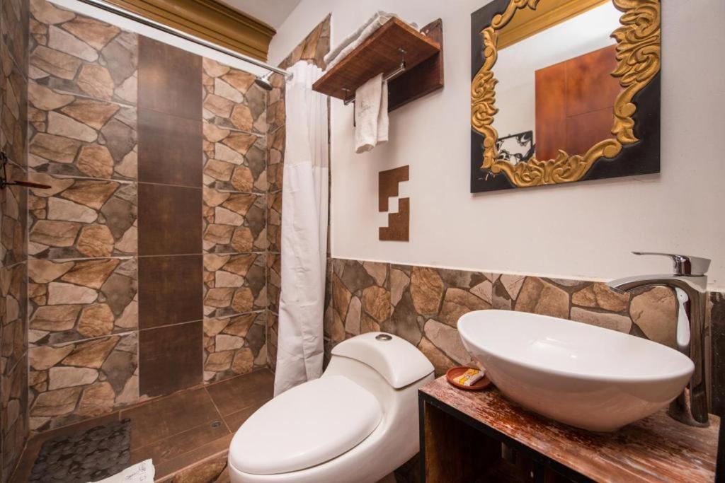 库斯科CASA HOSPEDAJE EL LABRADOR的浴室配有卫生间、盥洗盆和淋浴。