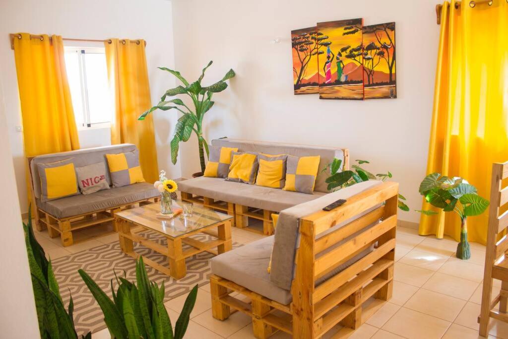 Calheta Do MaioCosy & Relax Yellow House 5mn walk from the beach!的客厅配有两张沙发和一张桌子