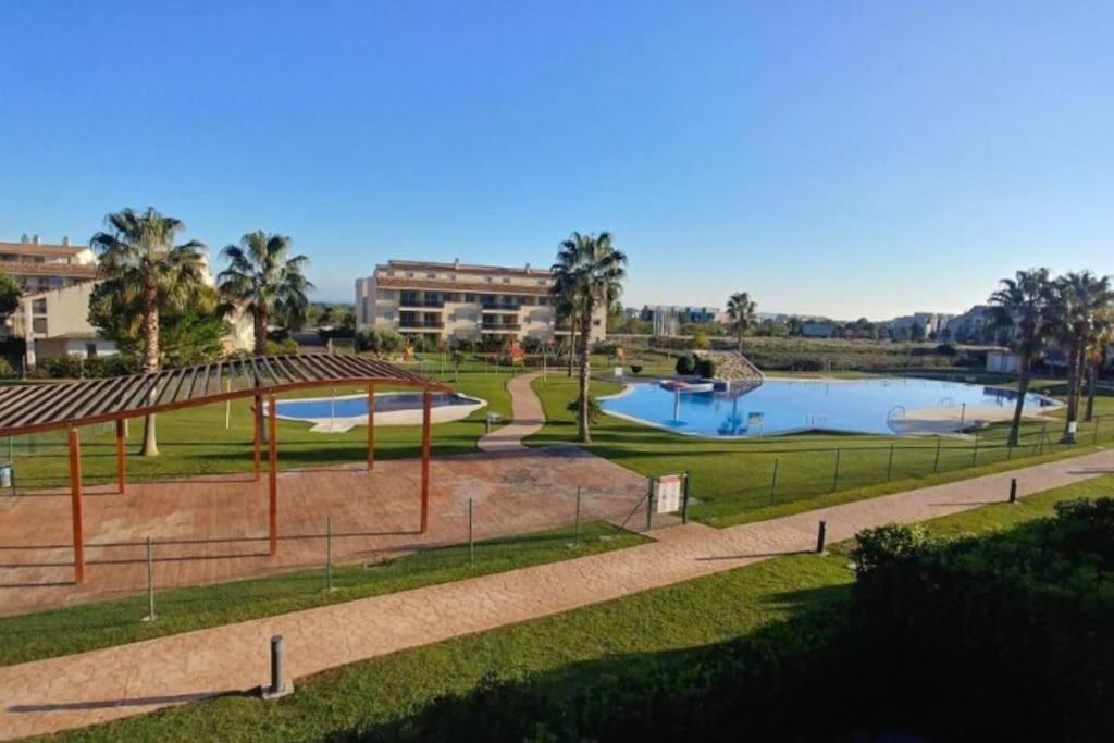 圣乔治Apartment Panoramica Golf的享有公园和游泳池的景色