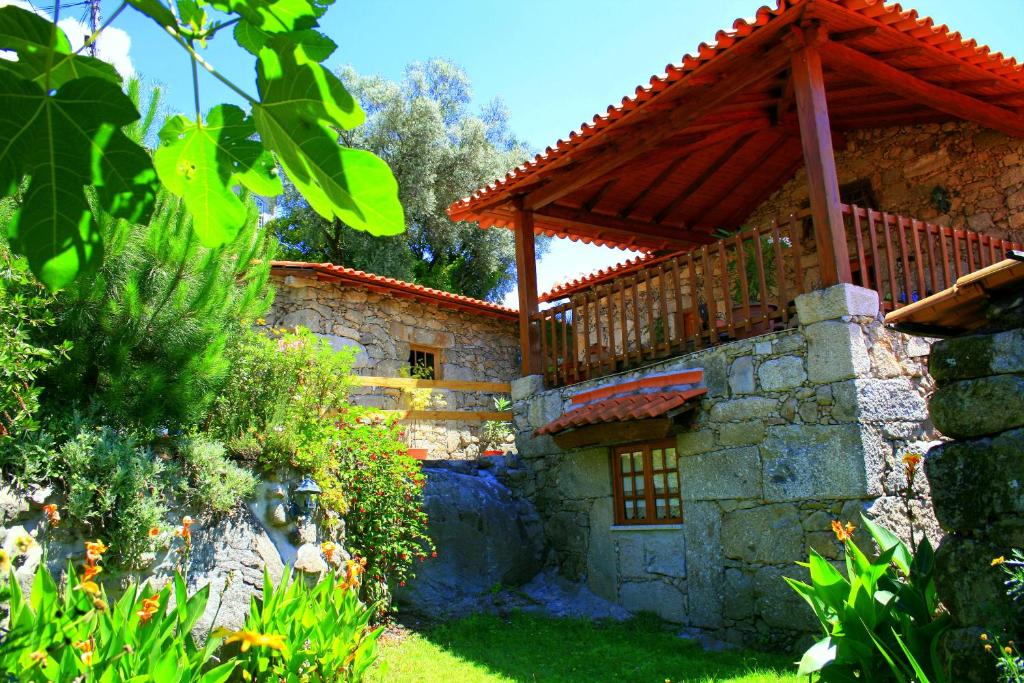 卡尔德拉斯Casa Da Rocha的庭院中一座石头房子,屋顶木结构