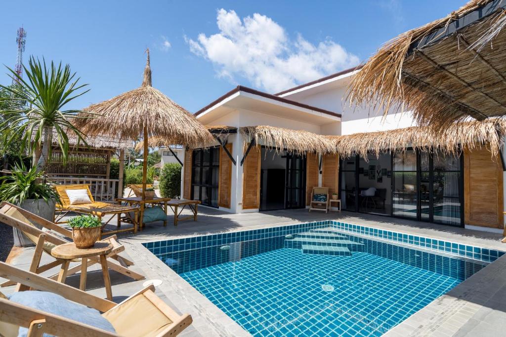 高兰Manao Pool Villa 12 - 5 Mins Walk To The Beach的游泳池别墅的图象