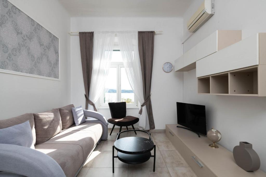 希贝尼克Apartment Val with sea view的带沙发和电视的客厅