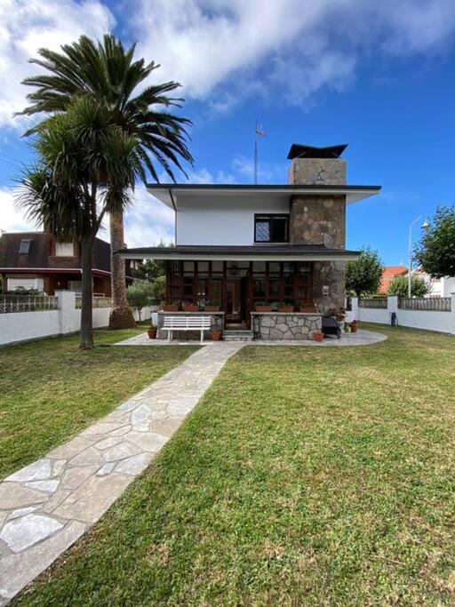 萨利纳斯Marola 18 - Salinas的前面有棕榈树的房子