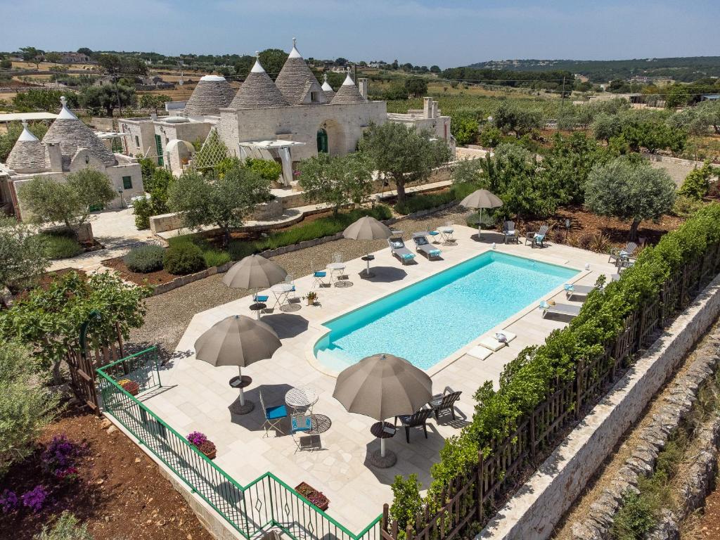 马丁纳弗兰卡Il Carpino的享有带游泳池的别墅的空中景致