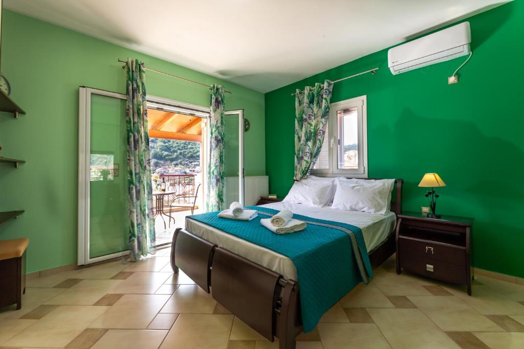 ValsamátaMartha's House Kefalonia的绿色卧室设有床铺和阳台