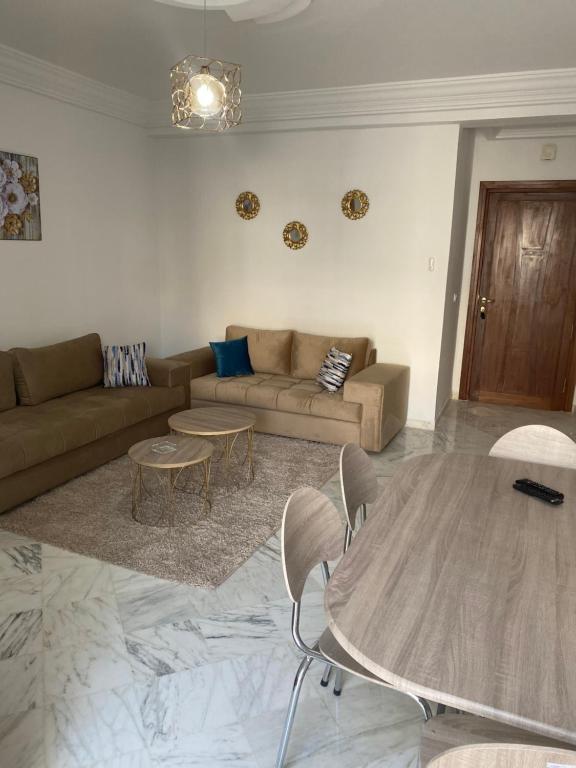 纳布勒Magnifique Appartement Vue Mer的客厅配有沙发和桌子