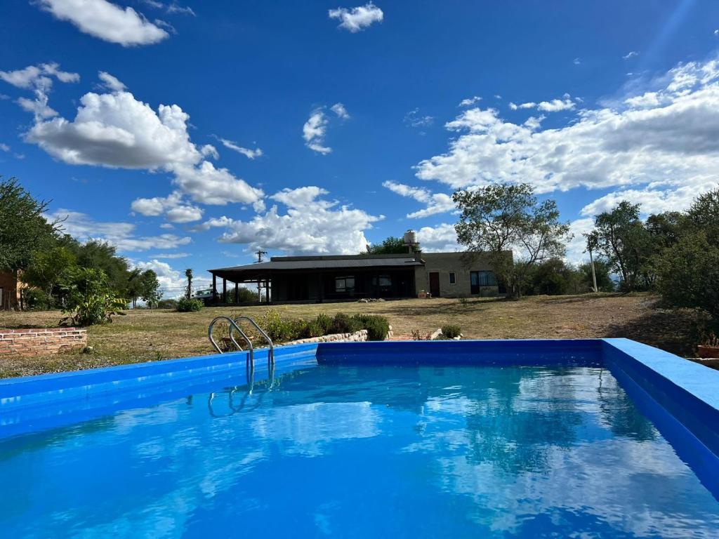 卡布拉科拉尔Punta Sur - Dique Cabra Corral的房子前面的蓝色游泳池