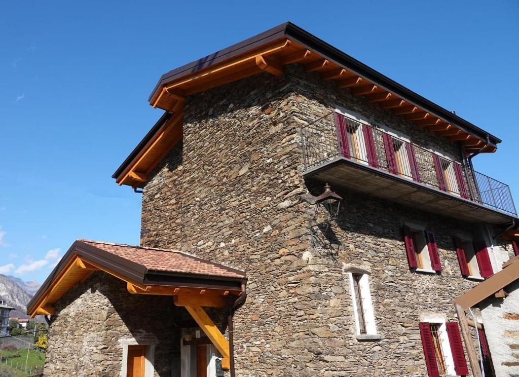 皮亚内洛德拉廖Casale Bella.Vista的一座石头建筑,上面设有一个阳台
