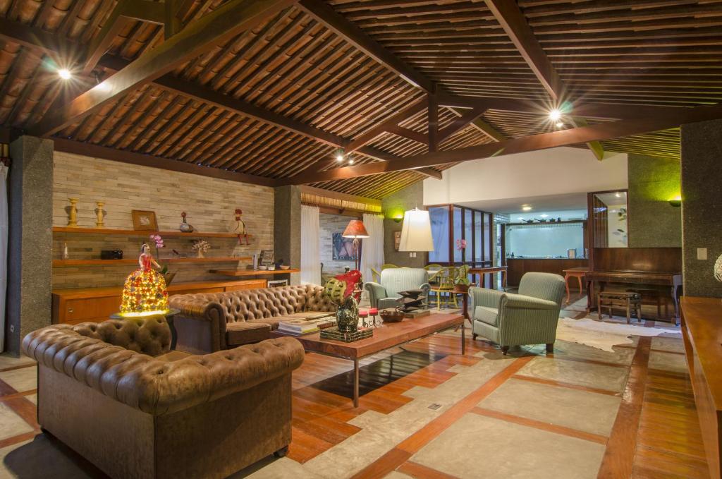 格拉瓦塔绿洲Spa大酒店 的客厅配有沙发和桌子
