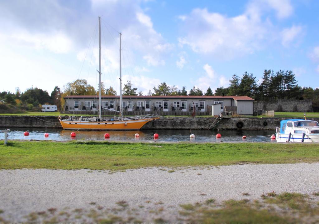 VallevikenValleviken Hotell的坐在建筑物附近水中的船