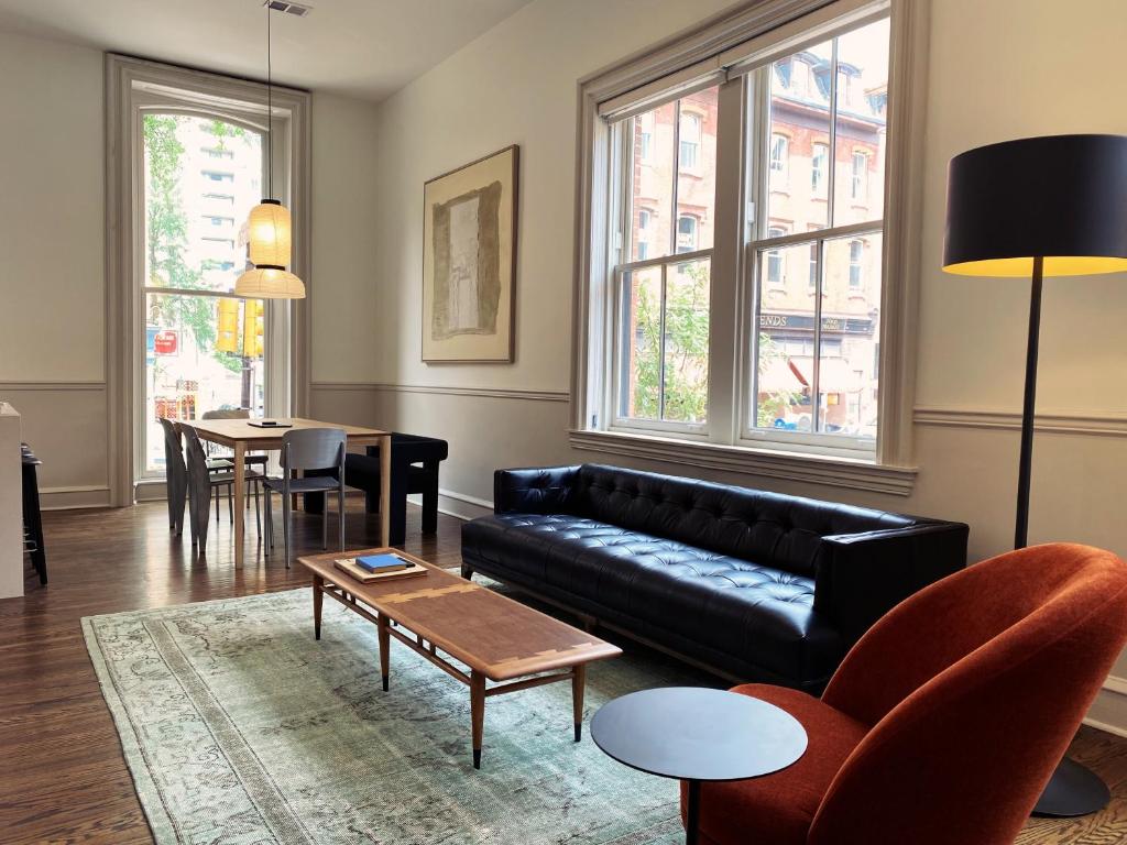 费城Stay Rafa At 2000 Spruce的客厅配有沙发和桌子
