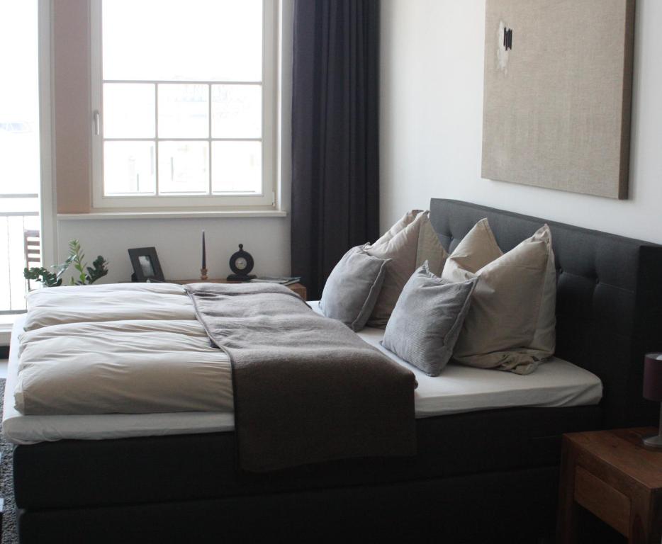 莱比锡思乐迪奥公寓的卧室内的一张带枕头的床