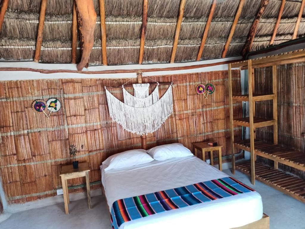 塞莱斯通Cabañas Cinco Elementos的茅草房内设有一间带一张床的卧室