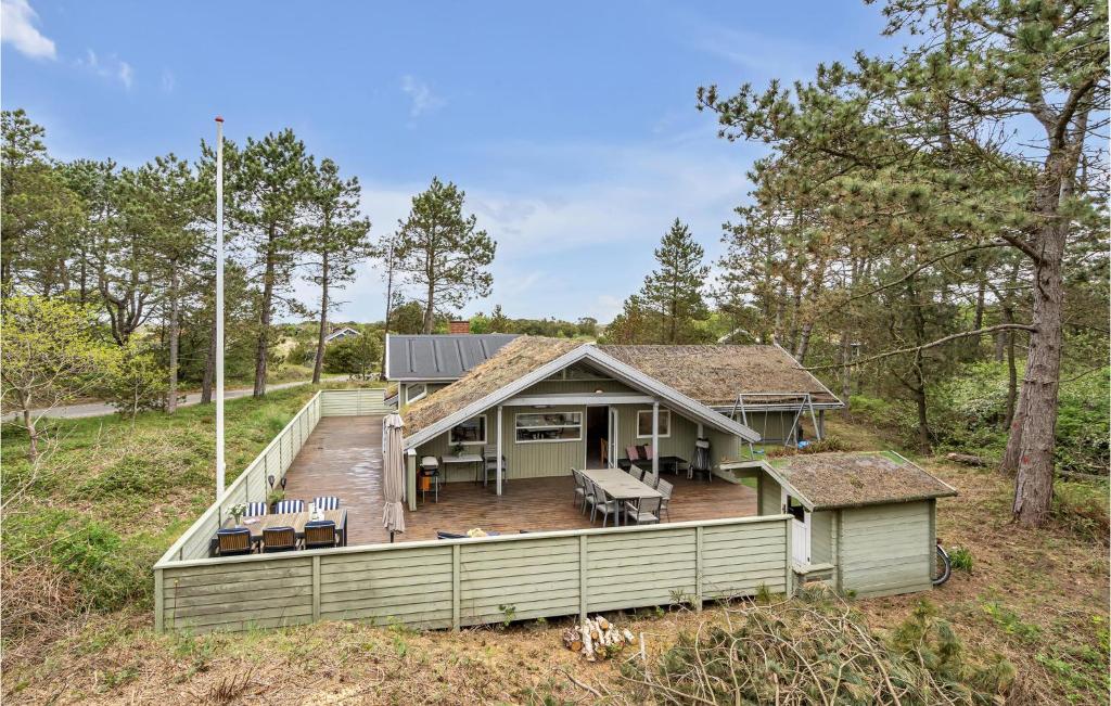 博利尔马克Stunning Home In Rm With Kitchen的树林中带大甲板的房子