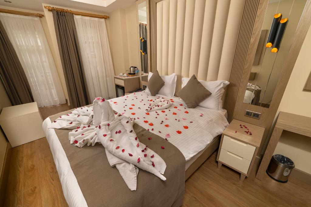 伊斯坦布尔Asilzade Hotel Sirkeci的一间卧室配有一张红色鲜花的大床