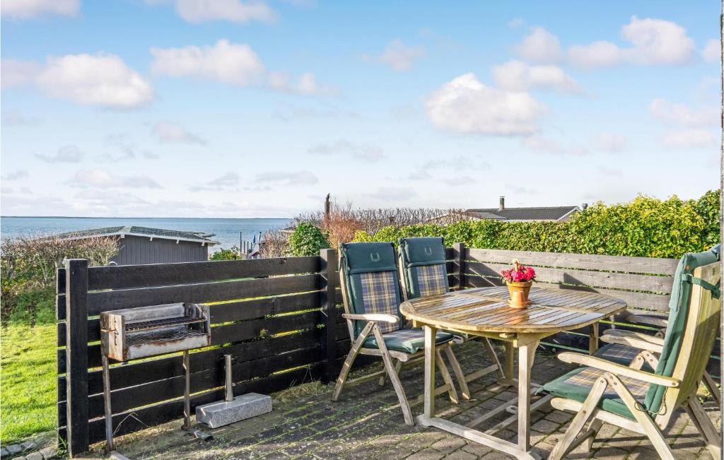 埃斯比约Amazing Home In Esbjerg V With House Sea View的海景露台上的桌椅