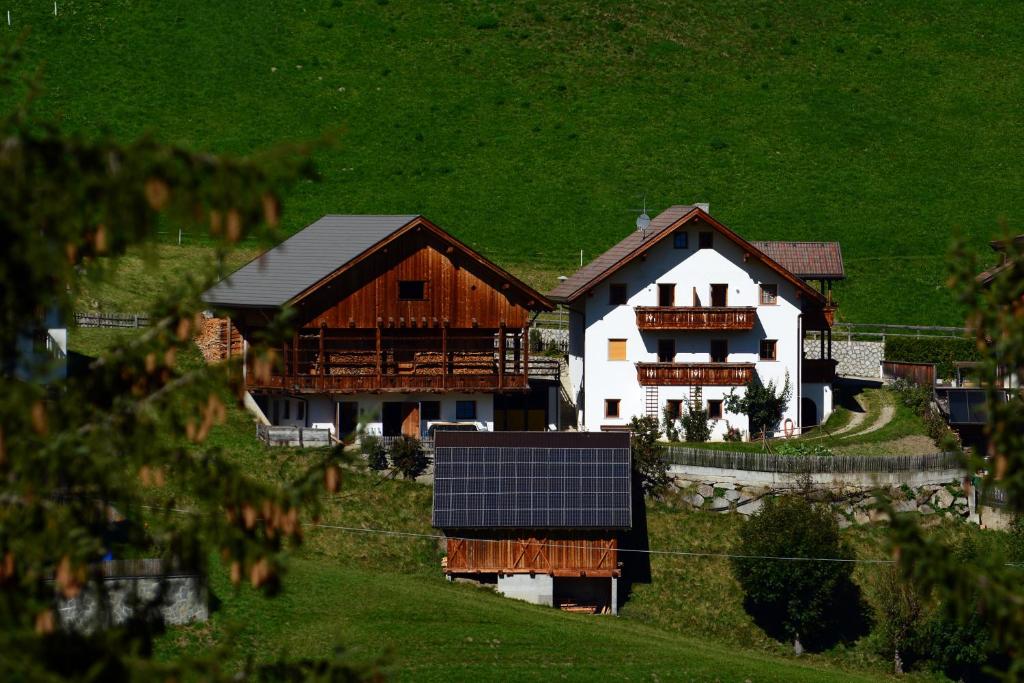 圣维吉利奥Kramerhof的顶部有太阳能电池板的房子