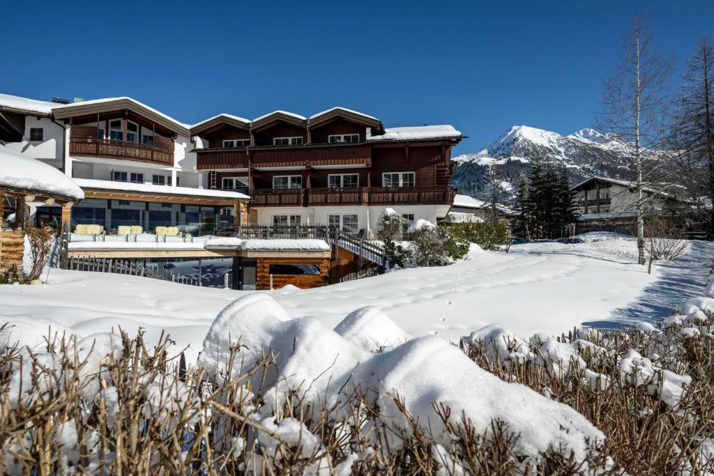 米特尔贝格拉岑霍夫自然酒店的山地雪地小屋