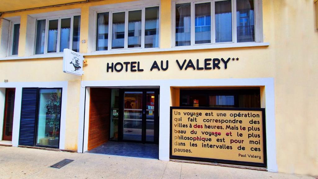 塞特港Hôtel Au Valéry的大楼前方的山谷标志酒店
