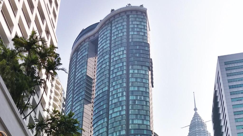 吉隆坡Sky Suites KLCC by iRent365的一座高大的玻璃建筑