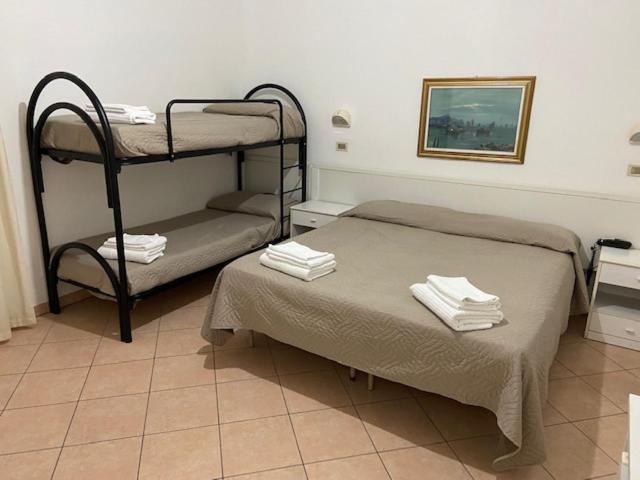 丽都迪萨维奥普利姆拉酒店的客房设有两张双层床,配有毛巾