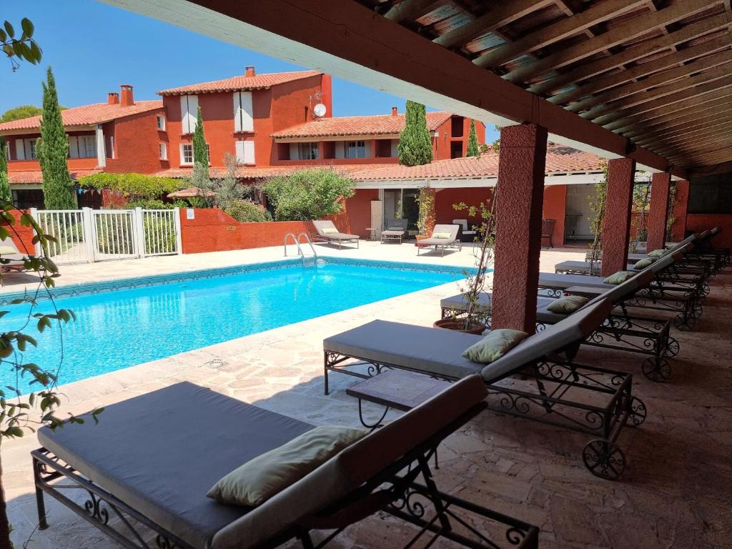 莫桑莱阿尔皮莱卡斯蒂巴克斯酒店的一座游泳池,旁边设有几张躺椅