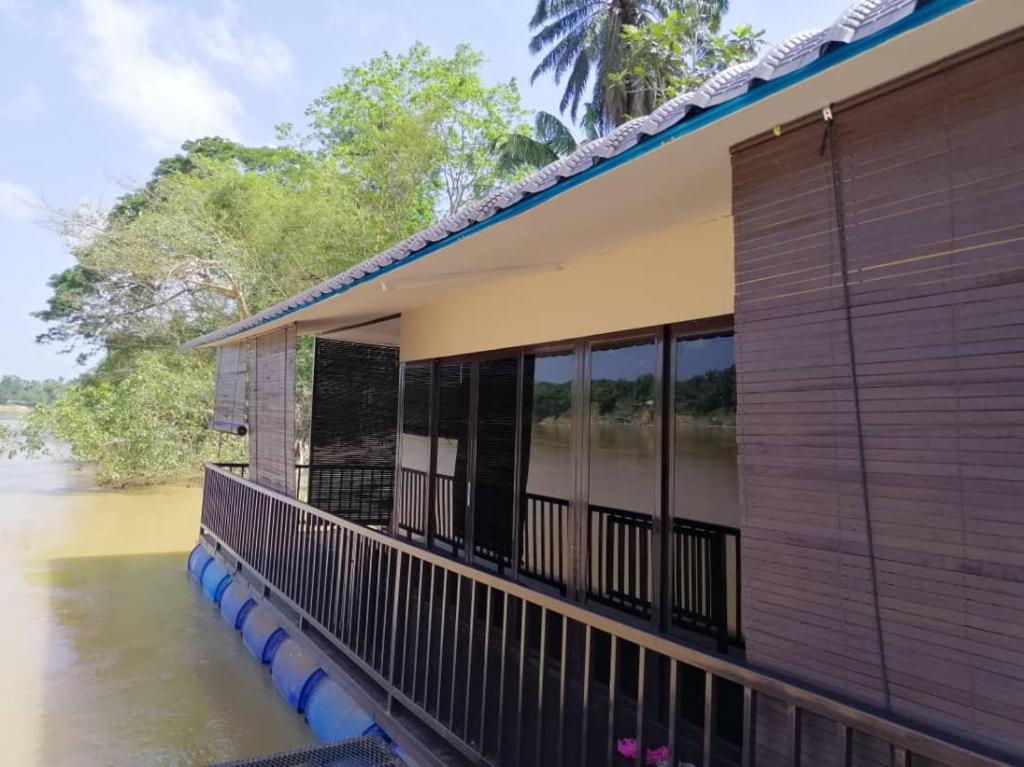 淡马鲁Chalet Terapung Laman Tok Ayah Temerloh的河中的房子